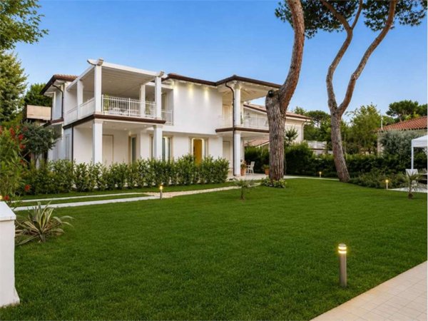 casa indipendente in vendita a Forte dei Marmi in zona Vittoria Apuana