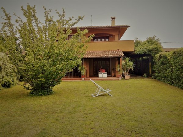 casa indipendente in vendita a Forte dei Marmi in zona Vittoria Apuana