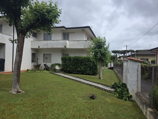 casa indipendente in vendita a Forte dei Marmi in zona Vittoria Apuana