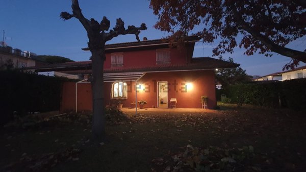 casa indipendente in vendita a Forte dei Marmi in zona Vittoria Apuana
