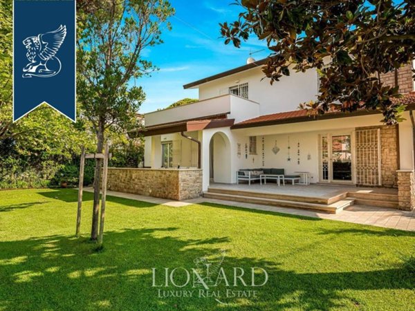 casa indipendente in vendita a Forte dei Marmi in zona Vittoria Apuana