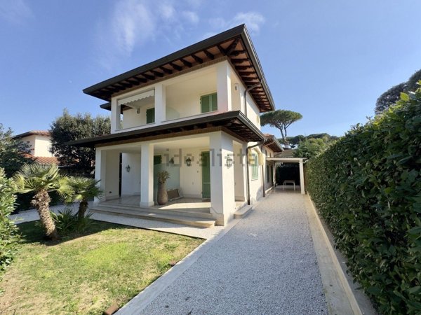 casa indipendente in vendita a Forte dei Marmi in zona Vittoria Apuana