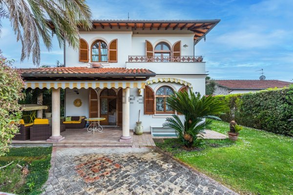 casa indipendente in vendita a Forte dei Marmi in zona Vittoria Apuana
