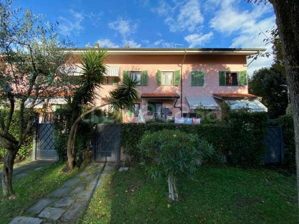 casa indipendente in vendita a Forte dei Marmi in zona Vittoria Apuana