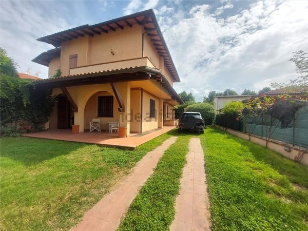 casa indipendente in vendita a Forte dei Marmi in zona Roma Imperiale