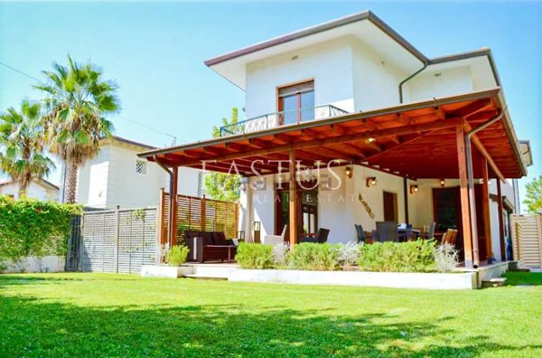 casa indipendente in vendita a Forte dei Marmi