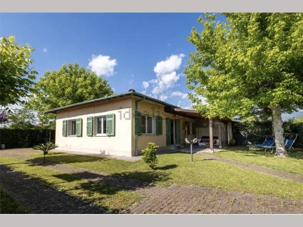 casa indipendente in vendita a Forte dei Marmi in zona Vaiana