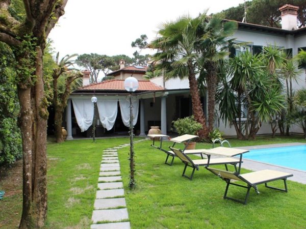 casa indipendente in vendita a Forte dei Marmi in zona Vittoria Apuana