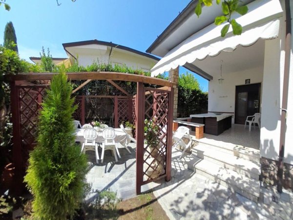 casa indipendente in vendita a Forte dei Marmi in zona Vittoria Apuana