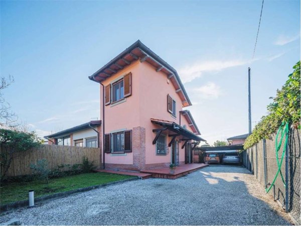 casa indipendente in vendita a Forte dei Marmi in zona Vittoria Apuana