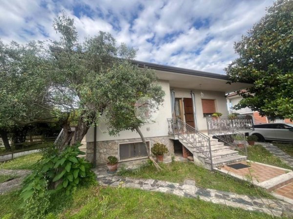 casa indipendente in vendita a Forte dei Marmi in zona Vaiana