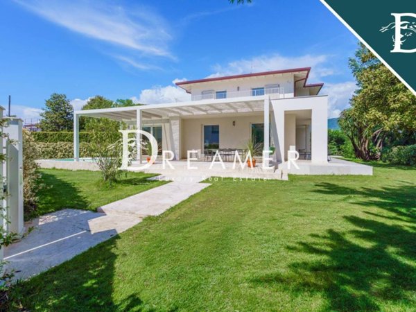 casa indipendente in vendita a Forte dei Marmi in zona Roma Imperiale