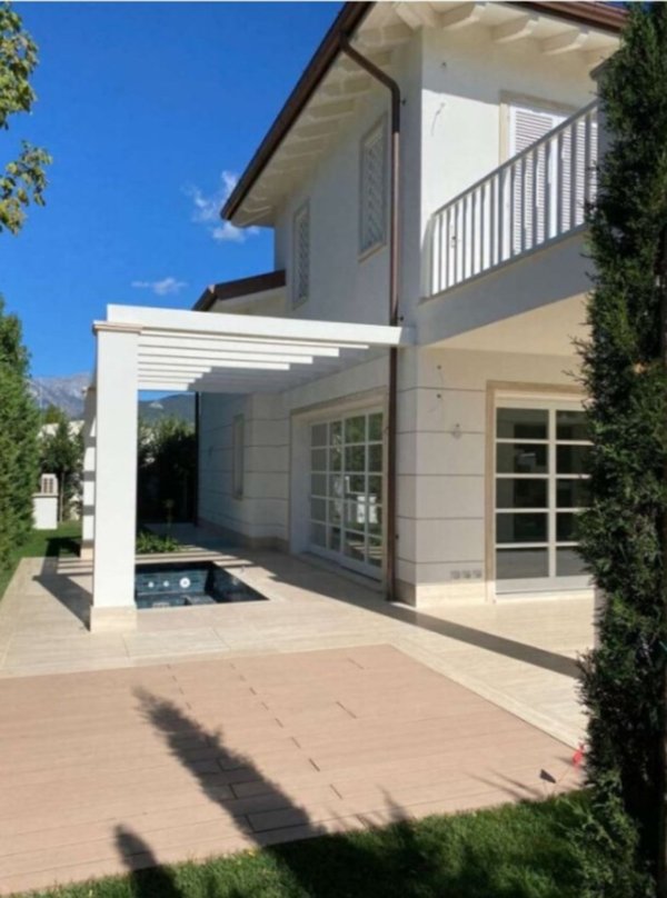 casa indipendente in vendita a Forte dei Marmi in zona Roma Imperiale