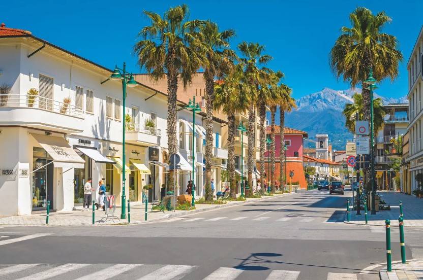 intera palazzina in vendita a Forte dei Marmi in zona Vittoria Apuana