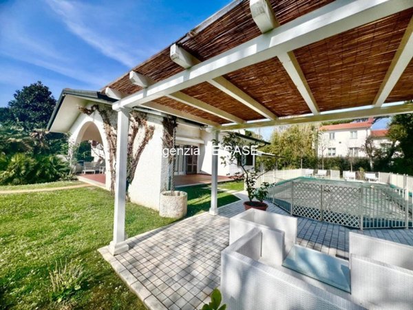 casa indipendente in vendita a Forte dei Marmi in zona Roma Imperiale