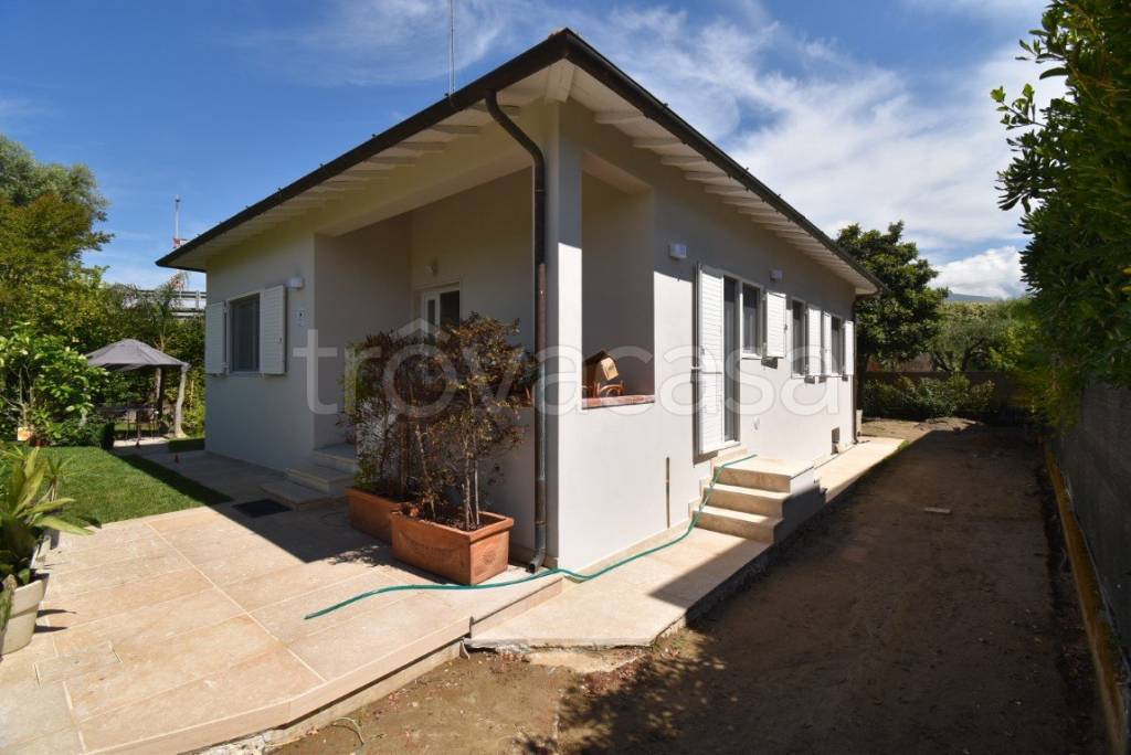 casa indipendente in vendita a Forte dei Marmi in zona Vaiana
