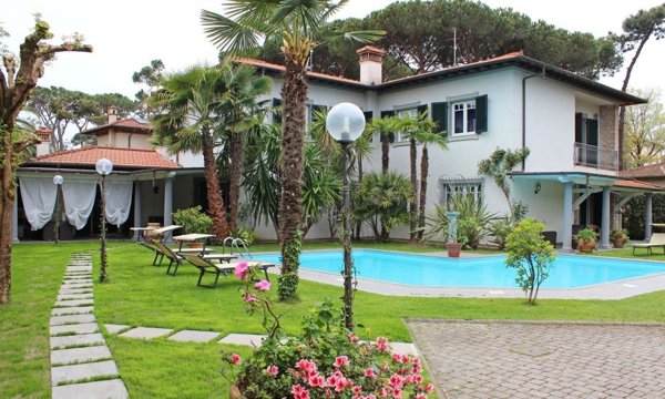casa indipendente in vendita a Forte dei Marmi in zona Vittoria Apuana