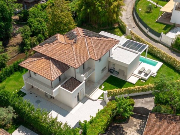 casa indipendente in vendita a Forte dei Marmi in zona Vaiana
