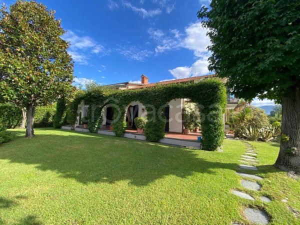 casa indipendente in vendita a Forte dei Marmi in zona Vittoria Apuana