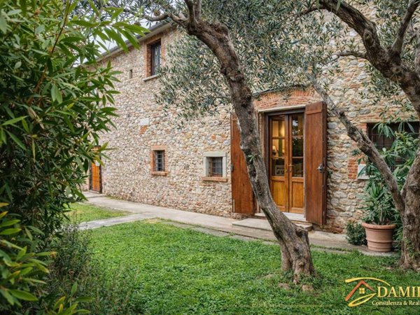 pentavano in vendita a Forte dei Marmi in zona Roma Imperiale