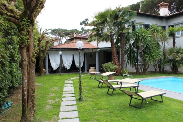 casa indipendente in vendita a Forte dei Marmi in zona Vittoria Apuana