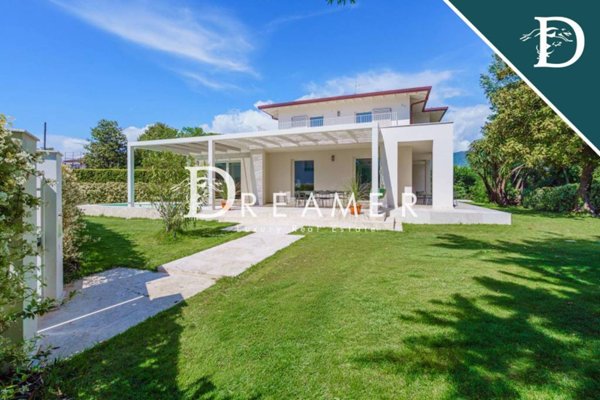 casa indipendente in vendita a Forte dei Marmi in zona Roma Imperiale