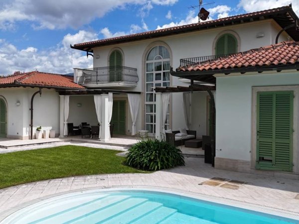 casa indipendente in vendita a Forte dei Marmi in zona Vittoria Apuana