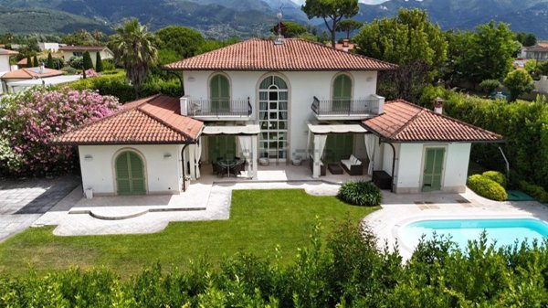 casa indipendente in vendita a Forte dei Marmi in zona Vittoria Apuana