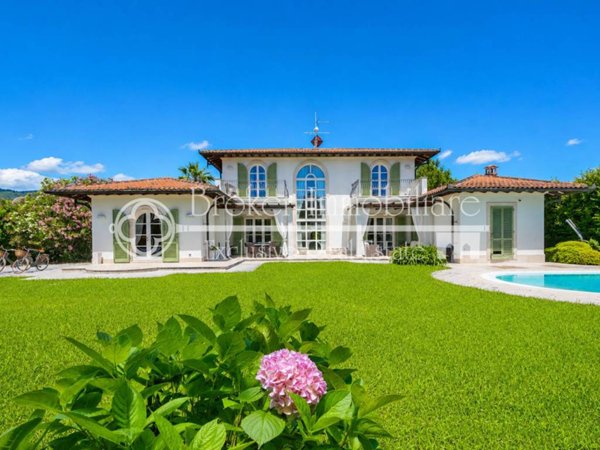 villa in vendita a Forte dei Marmi in zona Vittoria Apuana