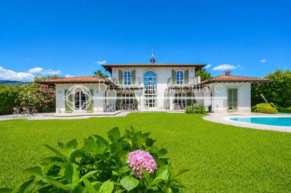villa in vendita a Forte dei Marmi in zona Vittoria Apuana