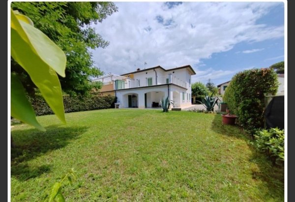 casa indipendente in vendita a Forte dei Marmi in zona Vittoria Apuana