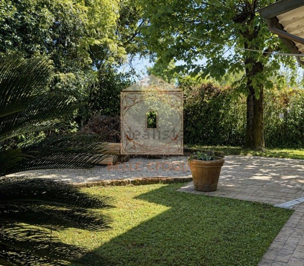 casa indipendente in vendita a Forte dei Marmi in zona Vittoria Apuana