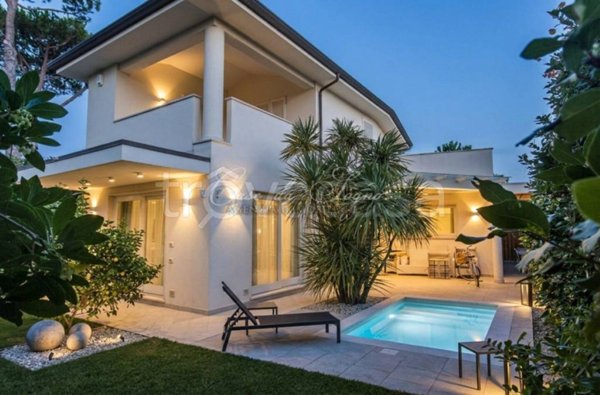 casa indipendente in vendita a Forte dei Marmi in zona Vittoria Apuana