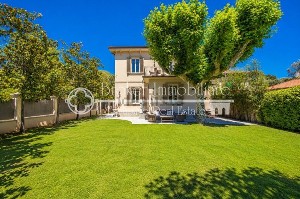 casa indipendente in vendita a Forte dei Marmi in zona Vittoria Apuana