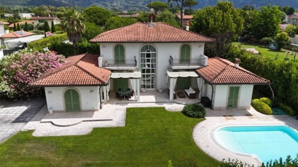 casa indipendente in vendita a Forte dei Marmi in zona Vittoria Apuana