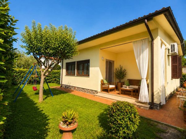 casa indipendente in vendita a Forte dei Marmi in zona Vittoria Apuana