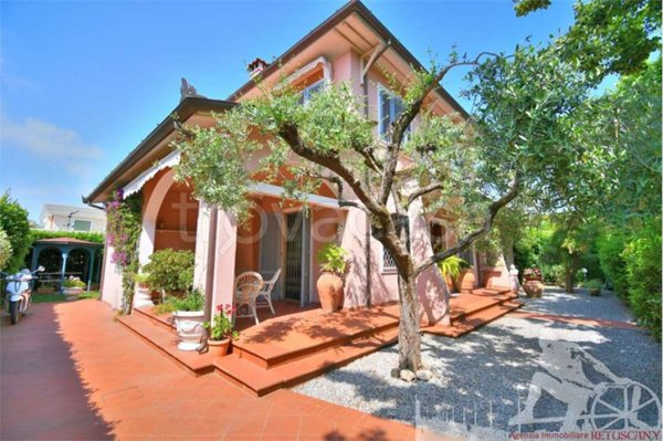 casa indipendente in vendita a Forte dei Marmi in zona Roma Imperiale