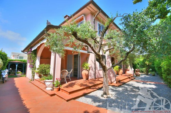 casa indipendente in vendita a Forte dei Marmi in zona Roma Imperiale
