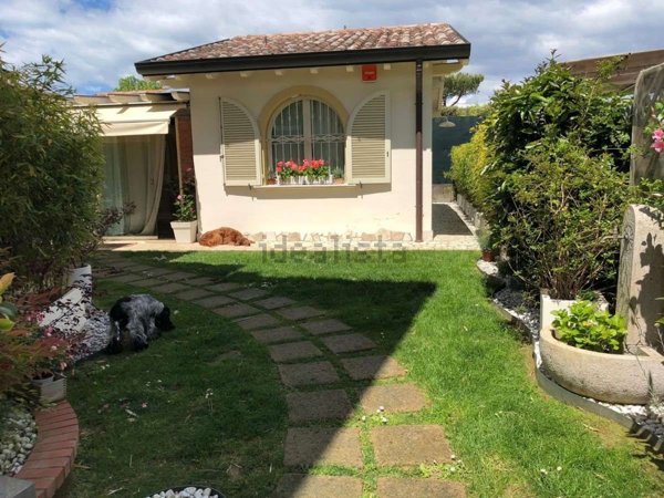 casa indipendente in vendita a Forte dei Marmi in zona Vittoria Apuana