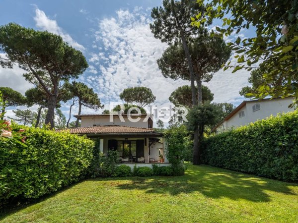 casa indipendente in vendita a Forte dei Marmi in zona Vittoria Apuana