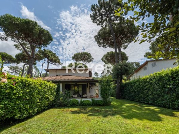 casa indipendente in vendita a Forte dei Marmi in zona Vittoria Apuana