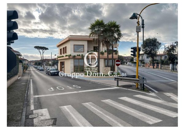 locale commerciale in vendita a Forte dei Marmi in zona Vittoria Apuana