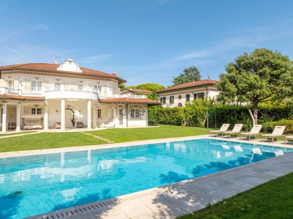 casa indipendente in vendita a Forte dei Marmi in zona Vittoria Apuana