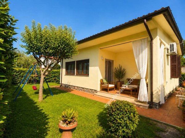 casa indipendente in vendita a Forte dei Marmi in zona Vittoria Apuana