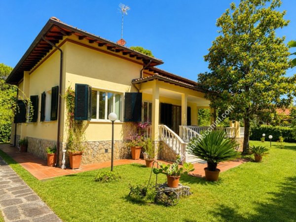 casa indipendente in vendita a Forte dei Marmi in zona Vittoria Apuana