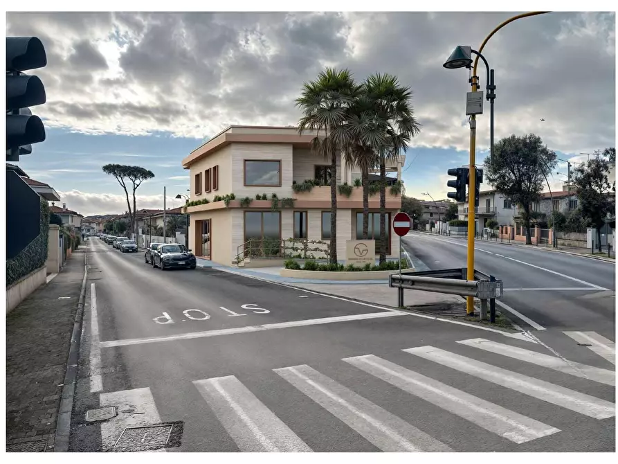 locale commerciale in vendita a Forte dei Marmi in zona Vittoria Apuana