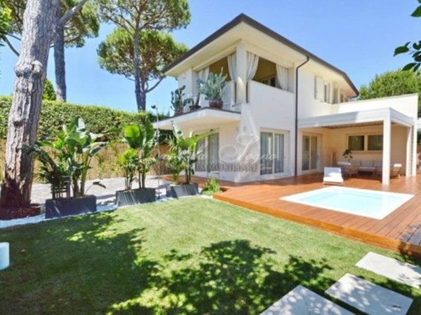 casa indipendente in vendita a Forte dei Marmi in zona Vittoria Apuana