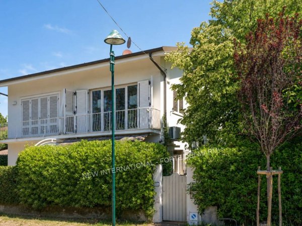 casa indipendente in vendita a Forte dei Marmi in zona Vittoria Apuana