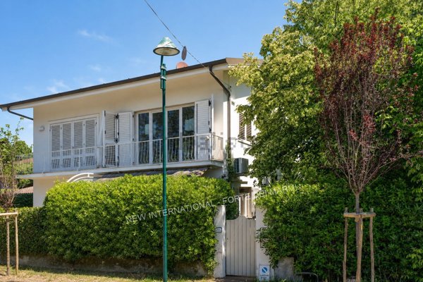 casa indipendente in vendita a Forte dei Marmi in zona Vittoria Apuana