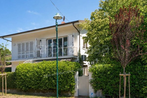 casa indipendente in vendita a Forte dei Marmi in zona Vittoria Apuana